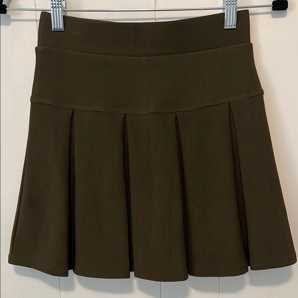 Chic Olive Green Mini Skater Skirt with Pleats - Picture 3 of 5